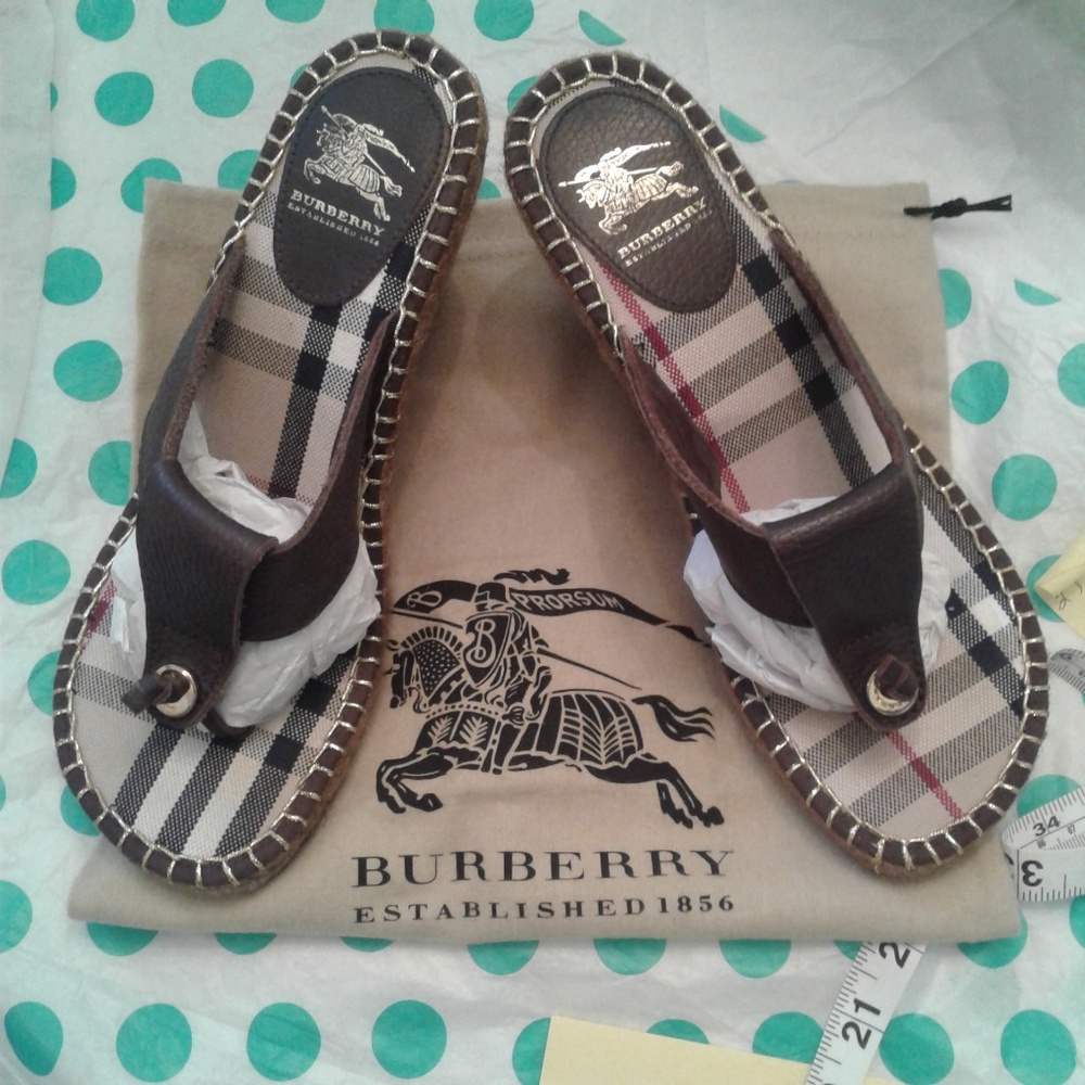 👡 Burberry Signature Nova Check Wedge Sandals 👡